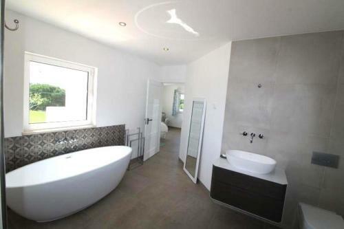 Vale Do Lobo Villa Sleeps 8 Pool Air Con T647635