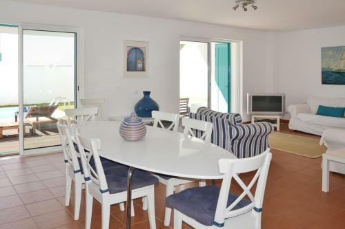 Torralta Villa Sleeps 8 With Pool And Air Con