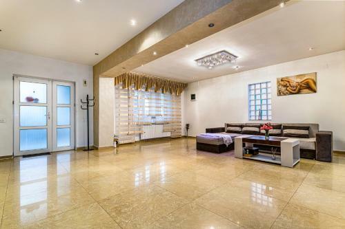 Villa Green House Residence