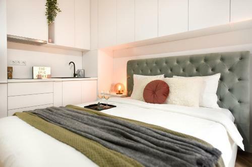 Apartamento Cream. Old Town Studio With Balcony & Netflix