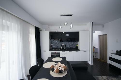 Apartel Black & White