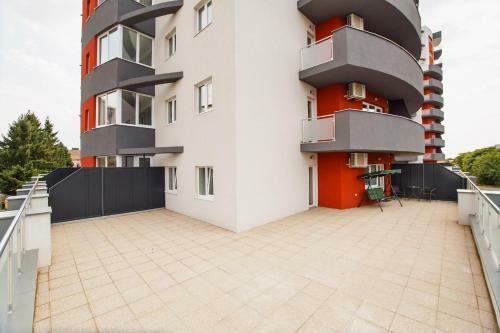 Spacious & Bright 2 Bedroom Central Apartment