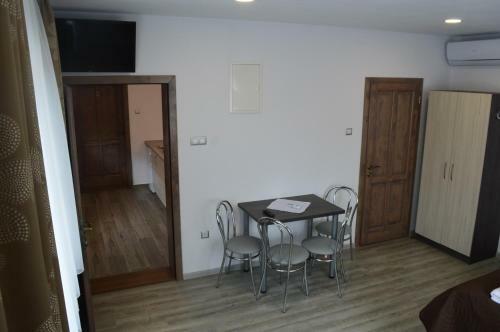 Hostal Cazare 77