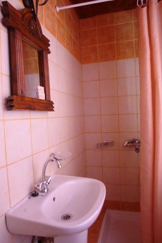 Earini Rooms And Apartments