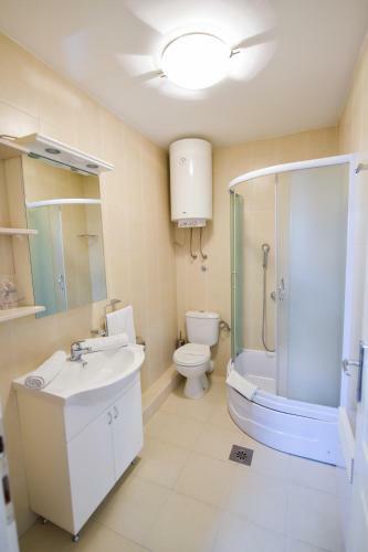 Bed & Breakfast Tema Apartments & Rooms