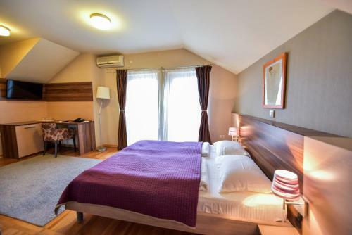 Bed & Breakfast Tema Apartments & Rooms