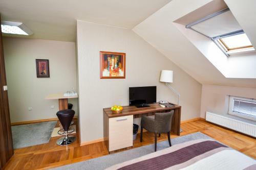 Bed & Breakfast Tema Apartments & Rooms