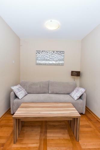 Bed & Breakfast Tema Apartments & Rooms