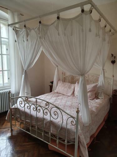 Hotel Schulhoff, Castle And Winery