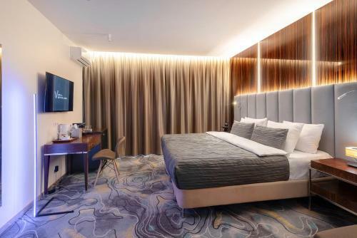 V Hotel&rooftop Lounge