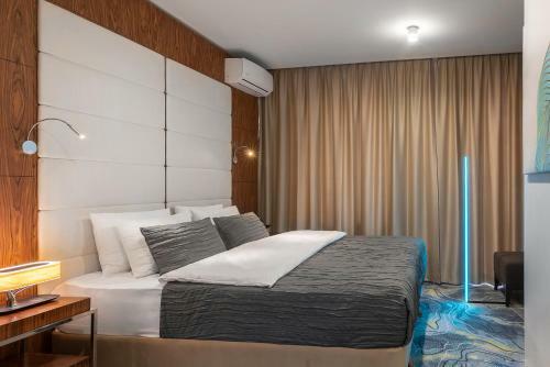 V Hotel&rooftop Lounge