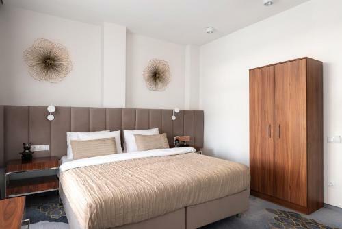 V Hotel&rooftop Lounge