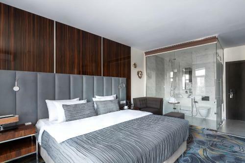 V Hotel&rooftop Lounge