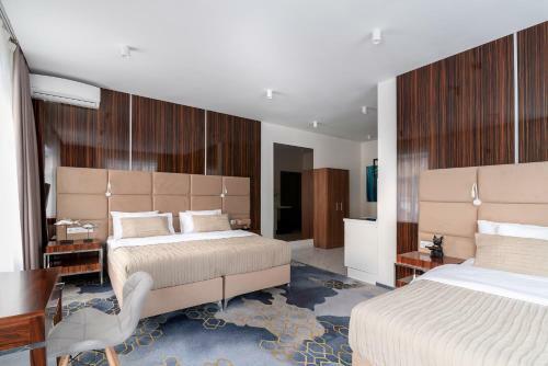 V Hotel&rooftop Lounge