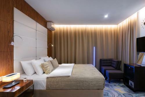 V Hotel&rooftop Lounge