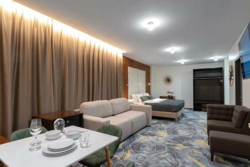 V Hotel&rooftop Lounge
