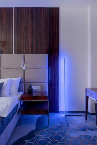 V Hotel&rooftop Lounge