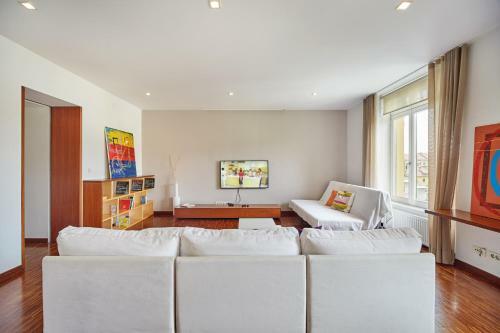 Pre?ernova Apartment With Private Parking