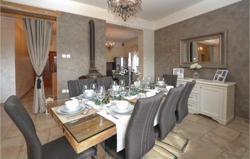 Five-bedroom Holiday Home In Sezana