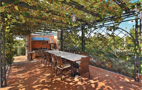 Five-bedroom Holiday Home In Sezana