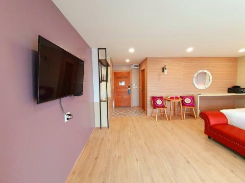 Usabai Riverside Boutique Hotel