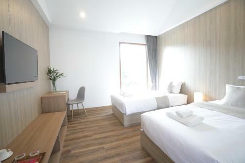 Four O'clock Hotel