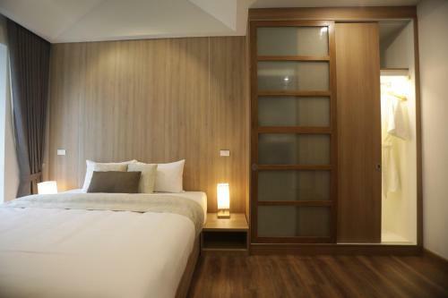 Four O'clock Hotel