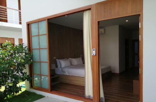Four O'clock Hotel