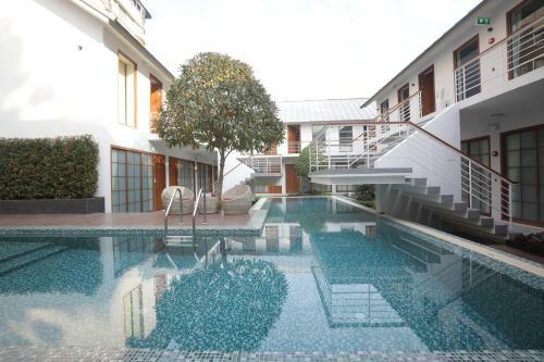 Four O'clock Hotel