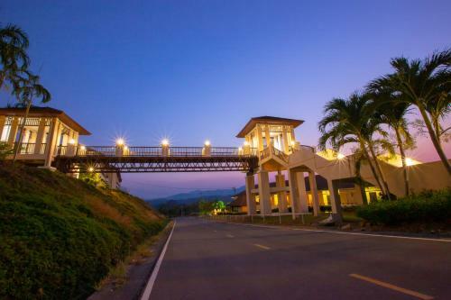 Hotel Leaves Valley Resort