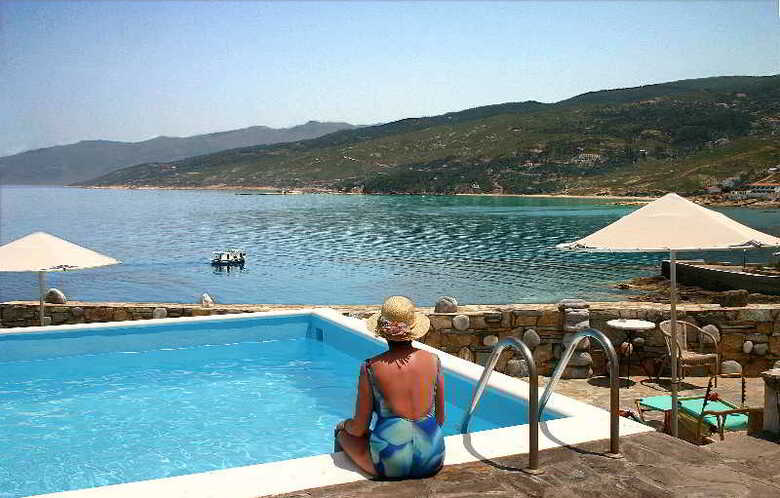 Cavos Bay Hotel & Studios