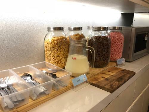 Kinnon Deluxe Hostel Coworking Cafe
