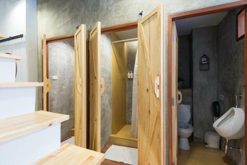 Barn & Bed Hostel
