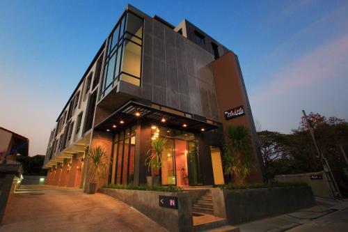 The Plubpla Serviced Apartment