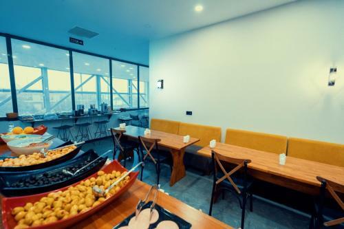 Roof 264 Hotel & Suites