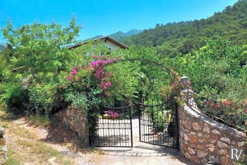 Marmaris Villa Sleeps 7 Pool Air Con Wifi