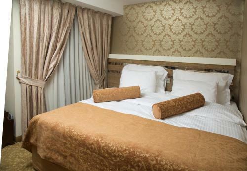 Golden Rain Hotel Old City
