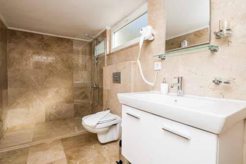 Kalkan Villa Sleeps 10 With Pool And Air Con