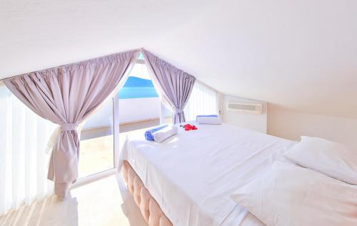 Kalkan Villa Sleeps 6 Pool Air Con Wifi