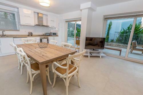 Kalkan Villa Sleeps 8 With Pool Air Con And Wifi