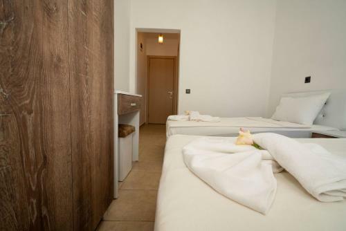 Esquire Hotels And Lounges