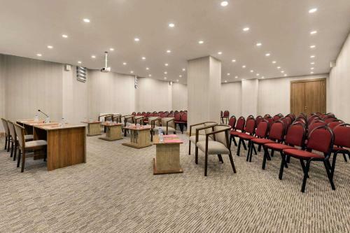 Hotel Ramada By Wyndham Van