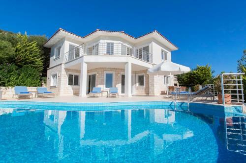 Iskenderun Villa Sleeps 10 With Pool And Air Con
