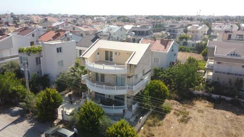 Villa With Private Pool In Altinkum
