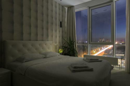 Black&white Apartment In Smart Plaza