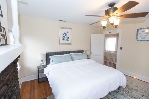 Birmingham Blazers Bungalow! 5 Mins From Uab! Sleeps 12! Pets Ok!