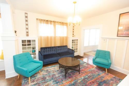 Birmingham Blazers Bungalow! 5 Mins From Uab! Sleeps 12! Pets Ok!