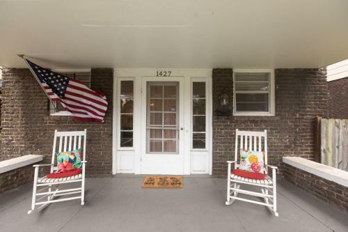 Birmingham Blazers Bungalow! 5 Mins From Uab! Sleeps 12! Pets Ok!