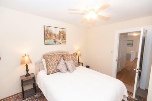 Birmingham Blazers Bungalow! 5 Mins From Uab! Sleeps 12! Pets Ok!