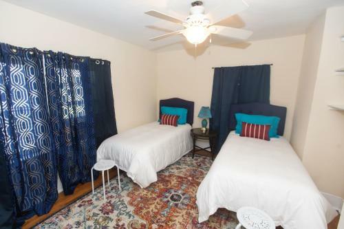 Birmingham Blazers Bungalow! 5 Mins From Uab! Sleeps 12! Pets Ok!